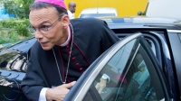 Тысячи католиков требуют отставки немецкого епископа за его страсть к роскоши 