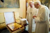 Дар Святейшего Патриарха Кирилла передан Почетному Папе Бенедикту XVI
