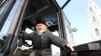 Школьники из 64 стран скинулись на трактор для старушек из вымирающих ярославских деревень