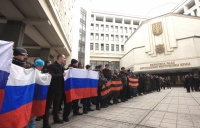 В Симферополе митингующие установили российский флаг на здании парламента Крыма