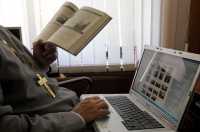 Фэйсбук запретил священникам указывать сан