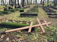 Вандалы разрушили 14 крестов на Пискаревском мемориале