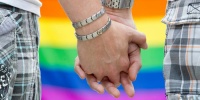 В Аргентине католический священник благословил «брак» трансвестита и его партнера