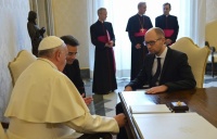 Папа Франциск встретился с Арсением Яценюком и подарил ему ручку
