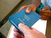 США: атеисты грозят судом тем, кто будет раздавать школьникам Библии