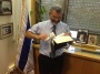 Израильский депутат разорвал книгу Нового Завета перед камерами