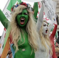 [Видео] Парижские католики поколотили активисток «Femen»