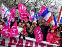 Мэры 14 французских городов борются против «однополых браков»