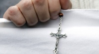Франция: пришедшего на выборы священника попросили спрятать крест под одежду