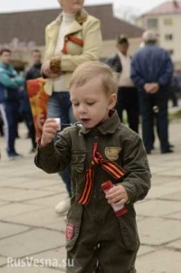 Донецк: акция ко Дню защиты детей и конфеты Порошенко (видео)