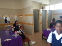 В Малайзии школьники-немусульмане вынуждены обедать в туалете, так как у мусульман - пост