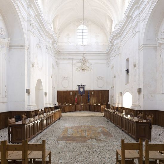 Здесь безусловно принимают безупречные с моральной точки зрения решения: зал заседаний в церкви Св. Филомены в Угенто.