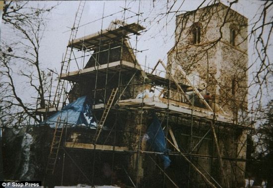 На фотографии 1996 года крыша церкви в Норфолке перестраивается.