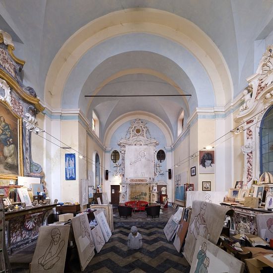 Нет, на картинах не изображены святые. Церковь Сан Рокко в Вердуно теперь принадлежит художнику Валерио Беррути. Он переделал ее в мастерскую, в которой также проживает.