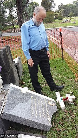 Иван Кудрин стоит рядом с могилой учителя русского языка – Анатолия Закрочимского.