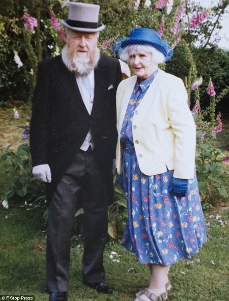 Боб и его ныне покойная жена Глория в 2005 году: именно она обратила его внимание на заброшенную церковь.