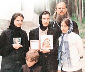 Священник Олег Ступичкин с семьей.