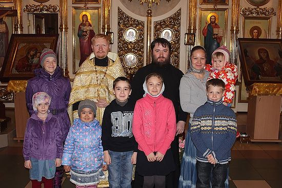 Священник Николай Середа с семьей.