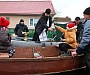 На Пасху священник Гомельской епархии добрался к жителям затопленных районов Гомеля на лодке