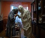 Фотография священника, посещающего прихожанку во время пандемии, признана лучшей на международном конкурсе