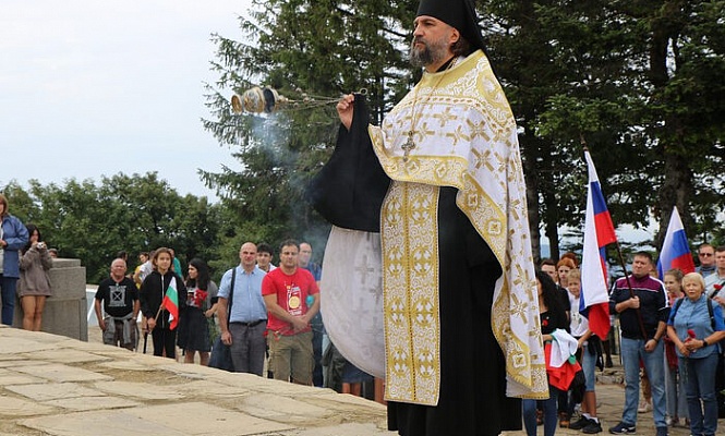 Представитель Русской Православной Церкви совершил заупокойную литию на Шипке