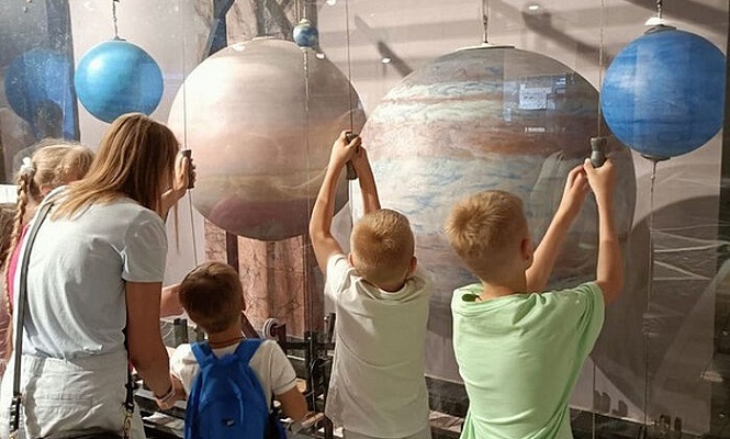 В Москве при поддержке Церкви для беженцев организовали экскурсии в музеи «Роскосмоса»