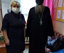 В Тверской области священник подарил дому престарелых постельное белье и пижамы
