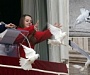 На службу к Папе Римскому поступил ястреб Сильвия, чтобы защищать голубей мира от нападающих воронов и чаек