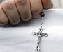 Франция: пришедшего на выборы священника попросили спрятать крест под одежду