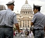 У входа в Банк Ватикана задержали двух иностранцев с облигациями на гигантскую сумму - 3 триллиона евро