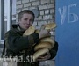 Голодные жители Дебальцево хватали еду из рук ополченцев (ВИДЕО+ФОТО)