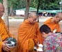 В Таиланде лидер антиправительственного движения ушел в монастырь