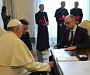 Папа Франциск встретился с Арсением Яценюком и подарил ему ручку