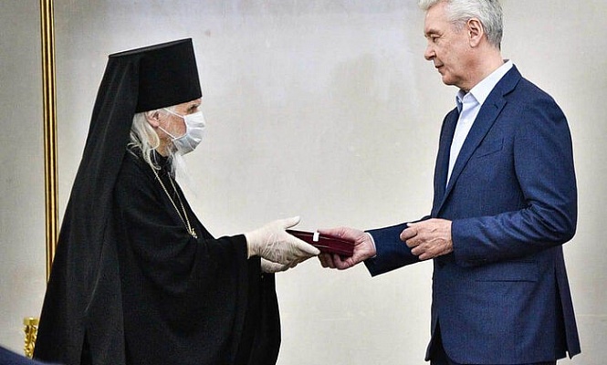 Мэр Москвы вручил председателю Синодального отдела по благотворительности знак отличия «За заслуги перед Москвой»