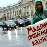 Противники концерта Мадонны в Петербурге под дождем вышли с пикетами на Невский проспект