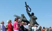 Москва назвала циничным призыв снести памятник в Риге