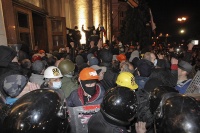 Митингующие взяли штурмом здание облпрокуратуры во Львове