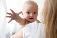 Почти 18 тыс потенциальных родителей в РФ ищут ребенка для усыновления
