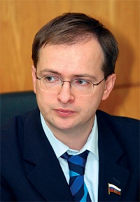 Владимир Мединский выступил против внесения в Конституцию положения о Православии