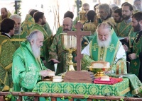 Предстоятели Русской и Сербской Православных Церквей совершили Литургию на Соборной площади Троице-Сергиевой лавры