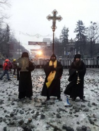 Монахи приостановили столкновения между митингующими и силовиками в центре Киева