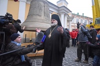 Самый большой колокол Александро-Невской лавры поднят на колокольню Свято-Троицкого собора.
