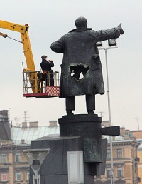 Ленин на броневике – памятник фальсификации истории