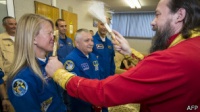 Иностранные космонавты перед вылетом на Байконуре берут благословение у православного священника