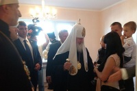 Святейший Патриарх Кирилл вручил ключи пострадавшим от наводнения на Дальнем Востоке