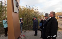 В Липецке к памятнику Водопьянову возложили цветы