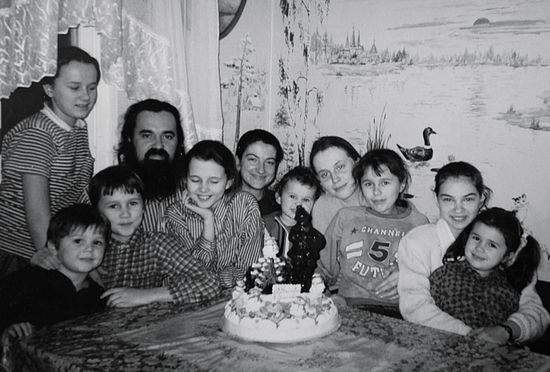 Протоиерей Федор Соколов с семьей и друзьями.