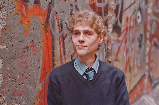 Давид в 2000 году в возрасте 35 лет. И за четыре года до самоубийства.