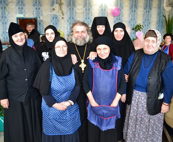 Духовник обители о.Андрей Дубина с сестрами обители.