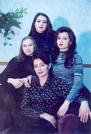 Людмила Зонова с дочерьми.